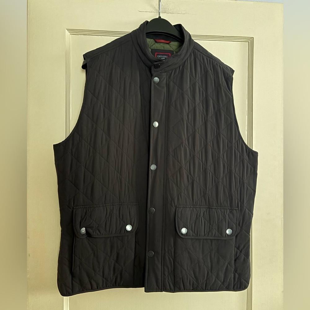 UNTUCKit Quilted Men's Vest in Black